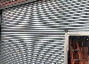 Principais vantagens das portas de enrolar automáticas em comércios e residências