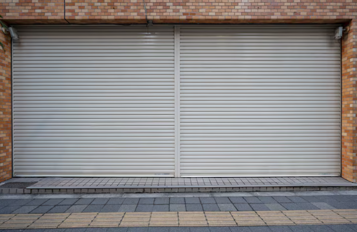 Porta de enrolar para comércio: como escolher o modelo ideal para seu negócio