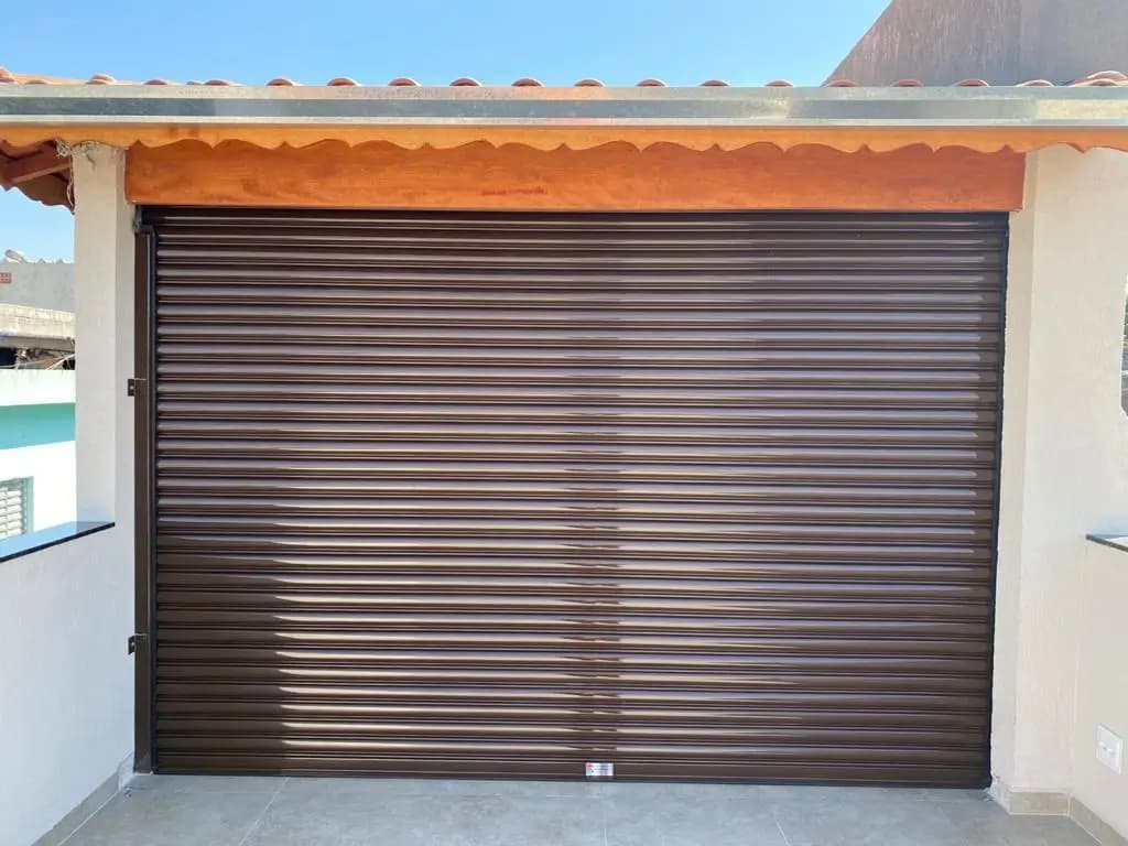 Ganhe área útil com a porta de enrolar automática para garagem da MAC Portas