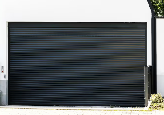 Porta de enrolar automática para garagem: o que analisar antes de fechar negócio