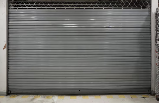 Automatizar porta de enrolar sem erro: o que observar antes de contratar