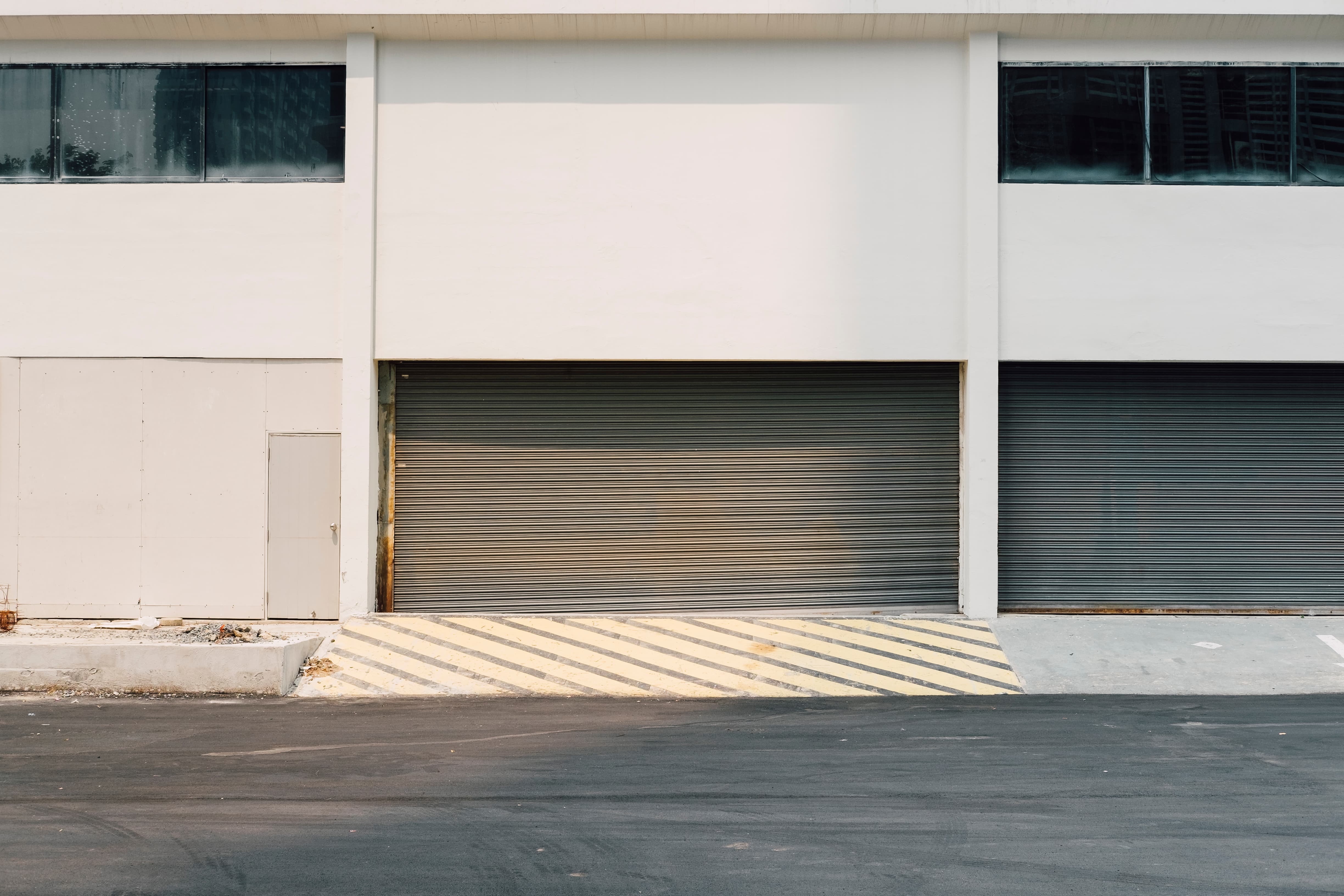Preço de portas de enrolar automáticas: o que influencia no valor final? 