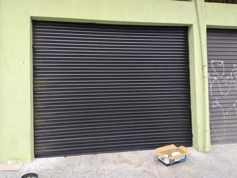 Porta de enrolar vazada ou fechada: qual modelo escolher
