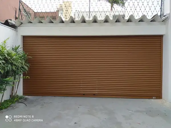Portão de Garagem que Enrola: Praticidade e Estilo para Sua Casa