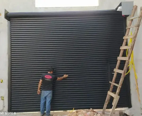 Instalação de Porta de Enrolar Automática